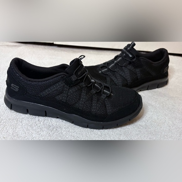 SKECHERS WOMEN’S BLACK GRATIS STROLLING SLIP-ON SNEAKERS SIZE 7 - Picture 1 of 7